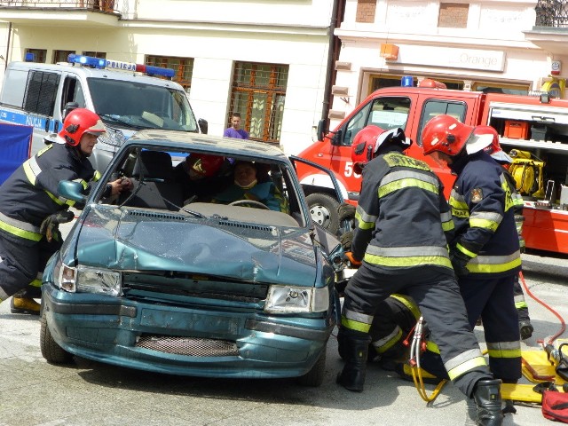 Podobną akcję, choć na mniejszą skalę, zorganizowano dokładnie rok temu na żnińskim rynku. Strażacy pokazali wtedy m.in. jak ratują poszkodowanego w wypadku drogowym.
