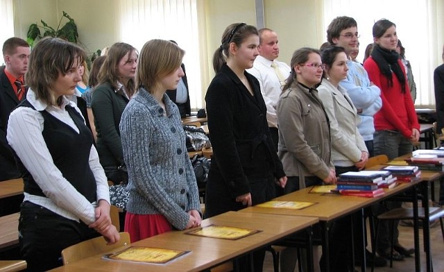 Do ścisłego finału dotarło siedem osób (w pierwszym rzędzie).