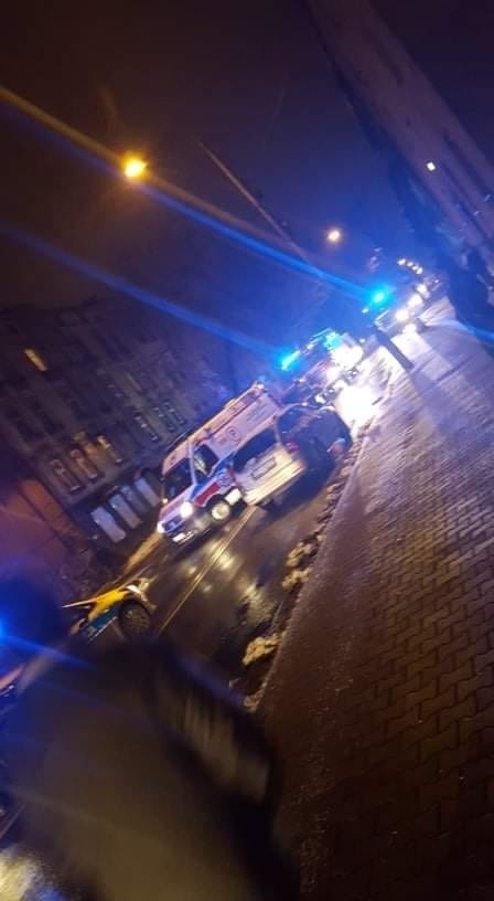 Wypadek na ulicy Witczaka w Bytomiu. 68-letni kierowca osobówki potrącił kobietę i dziecko