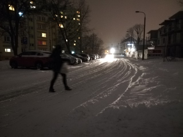 Ciemno w Bydgoszczy było m.in. w pobliżu bloku przy ul. Sandomierskiej. Teraz latarnie w tym miejscu świecą