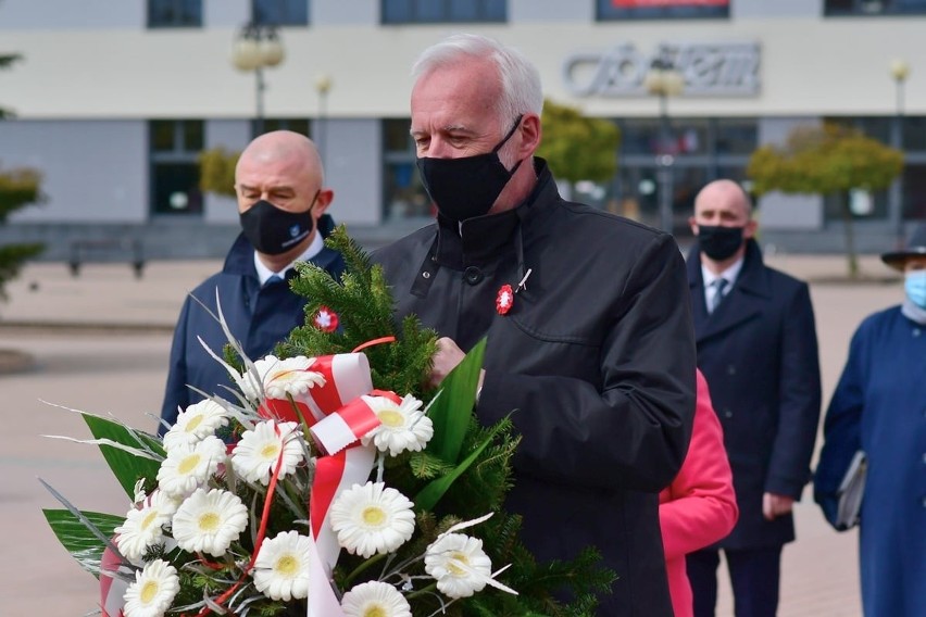 Święto Narodowe Trzeciego Maja w Tarnobrzegu. Kwiaty pod Pomnikiem Bartosza Głowackiego (ZDJĘCIA)