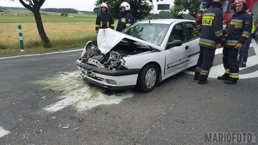 Renault zderzyło się z autobusem.