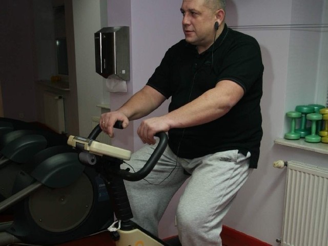 Dariusz Kocia &#8211; Ma 42 lata, waży 125 kilogramów. &#8211; Również niezadowalające wyniki. Najniższa wydolność równa 1, a gibkość zaledwie 28 centymetrów &#8211; komentuje wyniki nasza ekspertka.