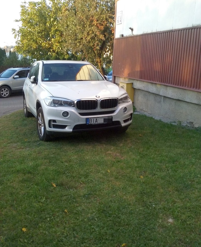 Biały suv BMW zaparkowane był w dniu 10.10.2018 r. od...