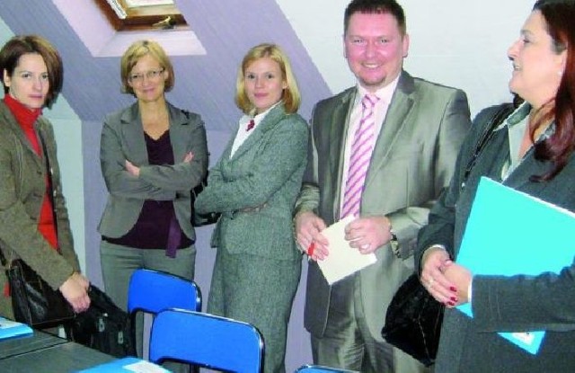 Elżbieta Romańczuk (druga z lewej) ma nadzieję, że nasz region nie zrezygnuje z pomocy. Pracownicy ARR też są dobrej myśli.