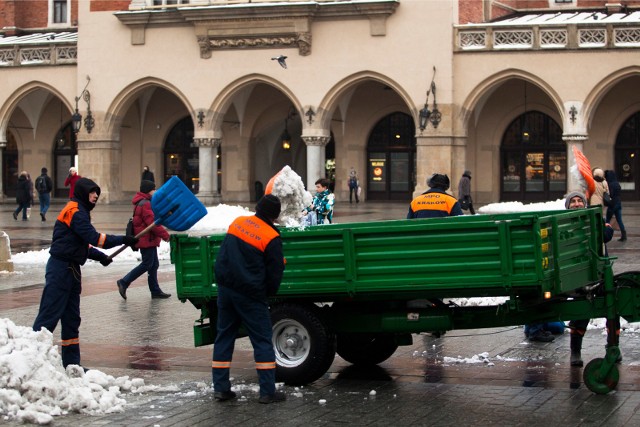 Odśnieżanie płyty Rynku Głównego w 2015 roku