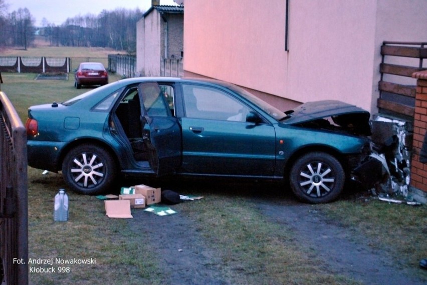 Wypadek w Pankach: Samochód staranował płot i uszkodził dom