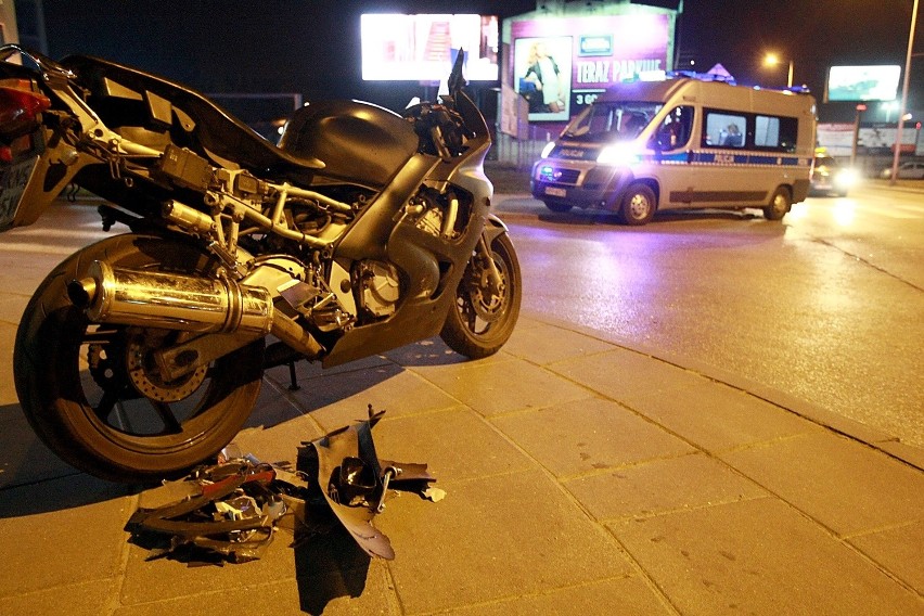 Wypadek na Drewnowskiej. Motocyklista ranny w zderzeniu z taksówką [ZDJĘCIA]