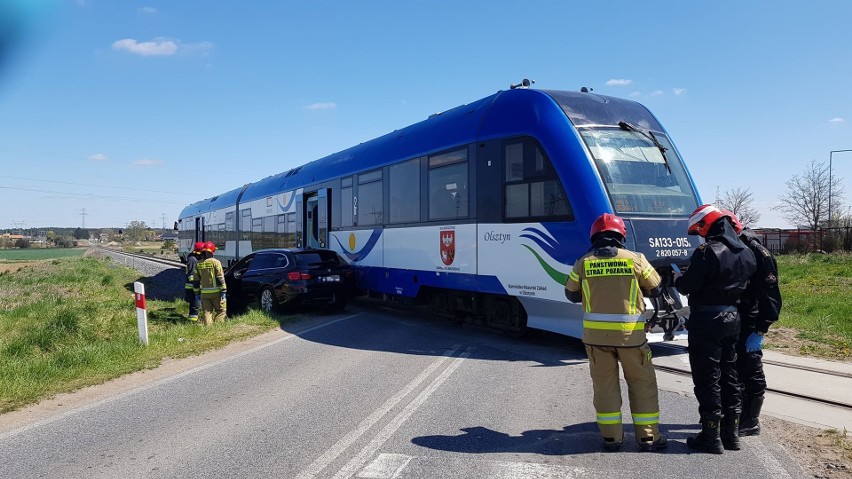 Bajtkowo. Zderzenie samochodu osobowego z pociągiem na przejeździe kolejowym. 33-letnia kobieta została przewieziona do szpitala (zdjęcia)