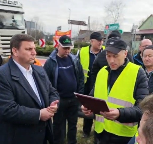 Świętokrzyscy rolnicy wytrwale protestują na rondzie w Nagłowicach. W czwartek przyjechał do nich wicewojewoda Michał Skotnicki. Więcej na kolejnych zdjęciach