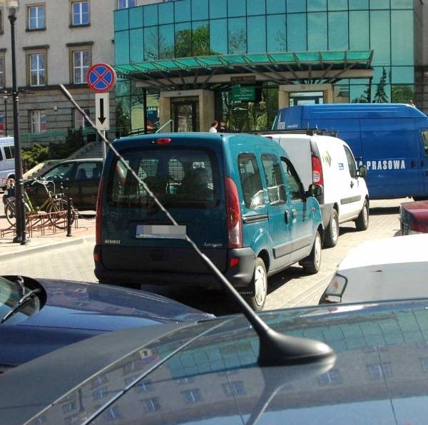 Przed radomskim magistratem nawet w poniedziałek, gdy część osób miała wolne, było sporo samochodów. Parking ma kilkadziesiąt miejsc postojowych i więcej, niestety, nie będzie.