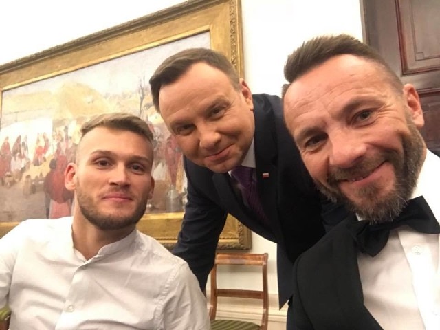 Rafał Wilk zrobił sobie selfie z prezydentem Andrzejem Dudą oraz Rafałem Mikołajczykiem, kolegą z kolarskiej reprezentacji Polski.