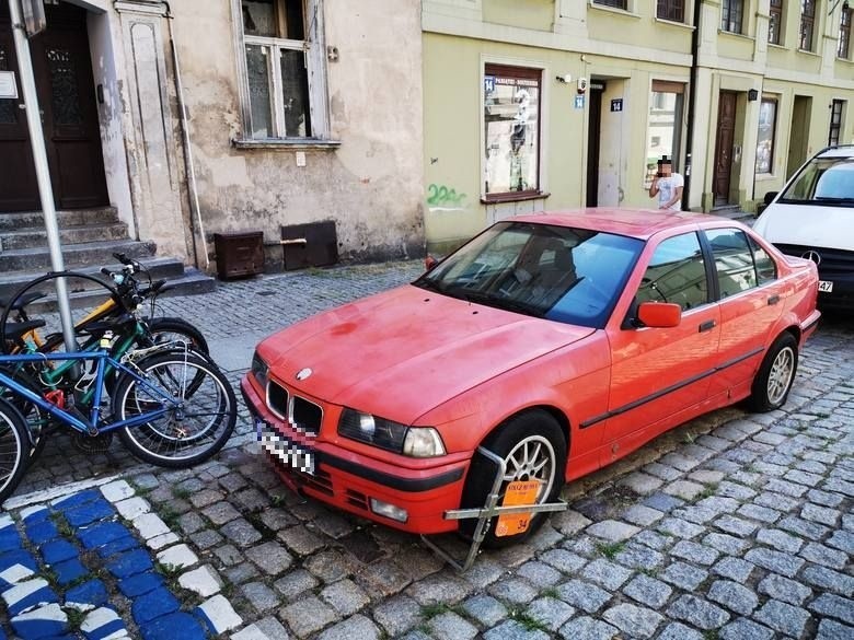 Czerwone BMW stało przy ul. Mostowej przez rok! SM założyła...