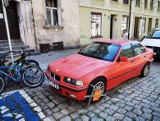 Porzucone auta na starówce w Toruniu! Dlaczego Straż Miejska zakłada im blokady, a nie zleca usuwania?