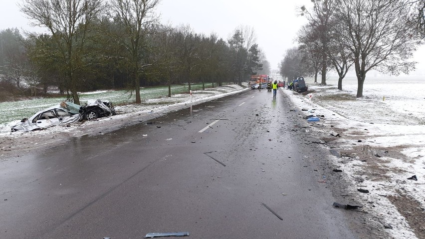 Czechowizna. Wypadek na DK 65. Czołowe zderzenie ciężarówki i volvo (zdjęcia)