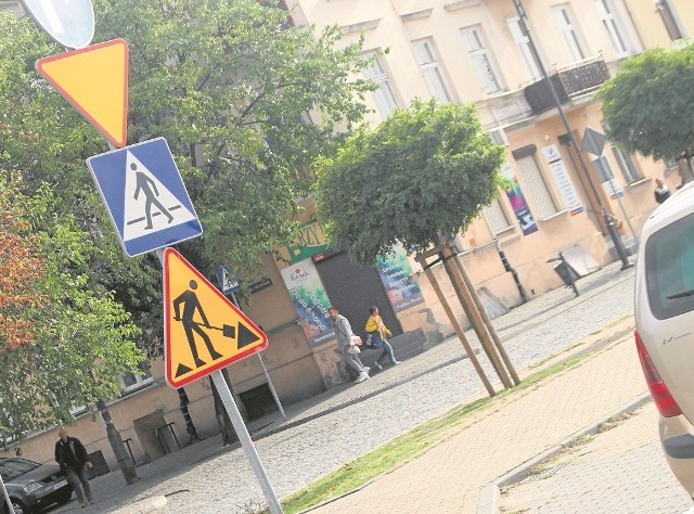 Zielony Rynek, skrzyżowanie przy ul. Związków Zawodowych. Na jednym słupku umieszczono aż cztery znaki drogowe. Czy przejeżdżający kierowcy odczytają je wszystkie?