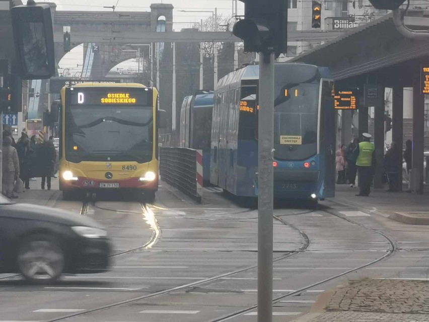 Wykolejenie tramwaju linii 4 na rondzie Reagana we Wrocławiu...