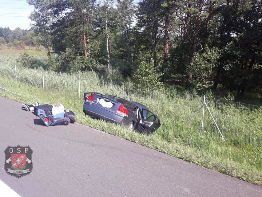 Wypadek na autostradzie A4. Volvo zderzyło się z furgonetką "autostradową" i wylądowało w rowie