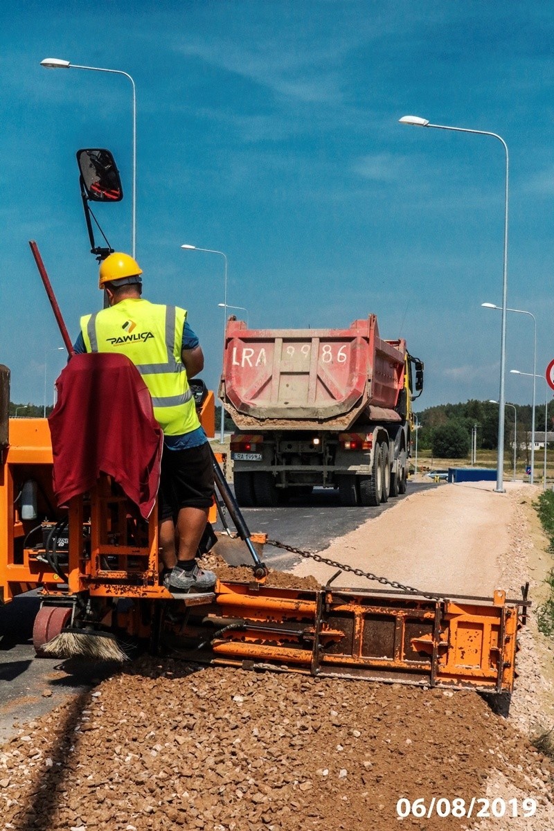 Budowa S17. Po obwodnicy Ryk mamy pojechać jeszcze w tym miesiącu. Sprawdzamy, na czym jeszcze pracują na ekspresówce