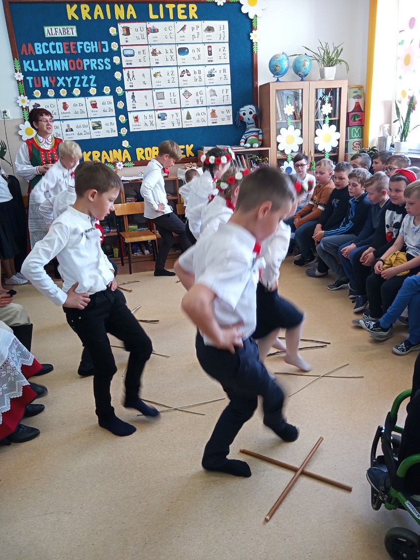 Zalas. Uczniowie Szkoły Podstawowej w Zalasiu przygotowali nietypowy prezent na Dzień Matki i Dzień Ojca. Zobaczcie