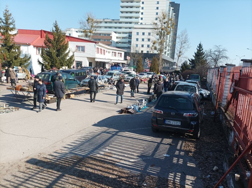 Białystok. Wyprzedaż garażowa przed Klubem Krąg. Mnóstwo towarów, których nie można kupić w żadnym ze sklepów w mieście [zdjęcia]