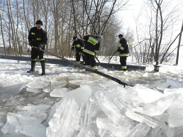 Strażacy z Ostrówka skuwają lód na Gople