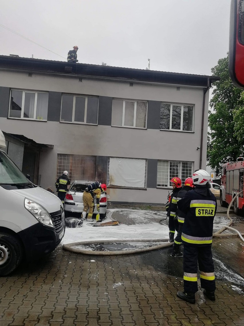 Pożar pod Krakowem. Mógł spłonąć budynek, ale skończyło się na samochodzie