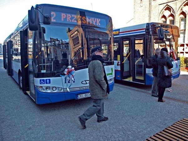 Autobusy Komunikacji Miejskiej pokonują rocznie ponad milion kilometrów. Obsługują 10 linii. 