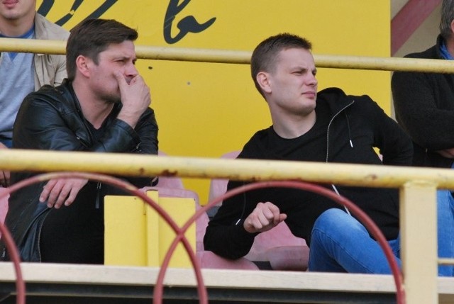 Trener Arkadiusz Bilski (z lewej) zastanawia się, jak pokonać Polonię Bytom. Obok Konrad Wójtowicz, nowy zawodnik, który może zagrać w tym spotkaniu. 