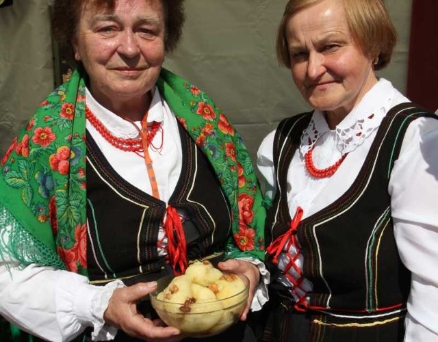 Aleksandra Biskup (z lewej) z najsmaczniejszą potrawą regionalną powiatu kieleckiego - męcybułami.