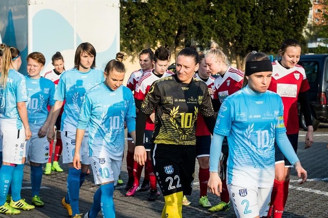 KKP Bydgoszcz przygotowuje się do sezonu grając mecze kontrolne. Na boisku nie zobaczymy już Joanny Daleszczyk (nr 2) i Anny Pawłowskiej (nr 10).