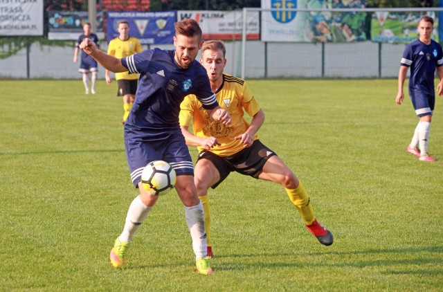 W niebieskim stroju pomocnik Jutrzenki Mateusz Majcherczyk