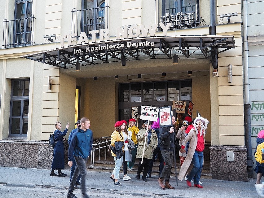 Artyści, kierownictwo i przyjaciele Teatru Nowego przeszli ulicą Piotrkowską, żeby zareklamować swój teatr i zaprosić łodzian na spektakle