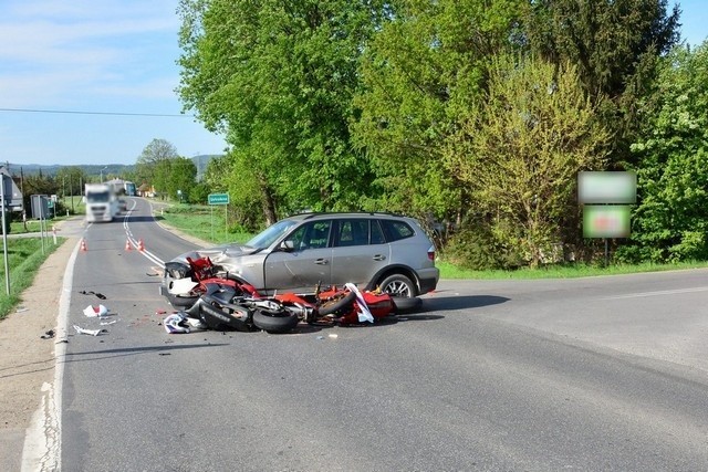 Wypadek na ul. Rzeszowskiej w Krośnie. Kierowca BMW nie ustąpił pierwszeństwa dwóm motocyklistom
