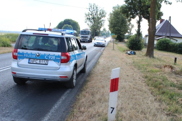 21 czerwca ok. godz. 7.45, w miejscowości Bramka, (pow. świecki) kierowca vw passatema wymusił na skrzyżowaniu pierwszeństwo na motocykliście doprowadzając do zderzenia pojazdów, nie udzielił mu pomocy i uciekł z miejsca zdarzenia. Dlaczego warto nosić odblaski? Mówi Sławek Piotrowski