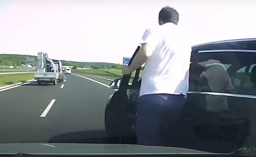 Auto jedzie bez kierowcy na S5 pod Wrocławiem? Zobacz jak się to skończyło! (NAGRANIE)