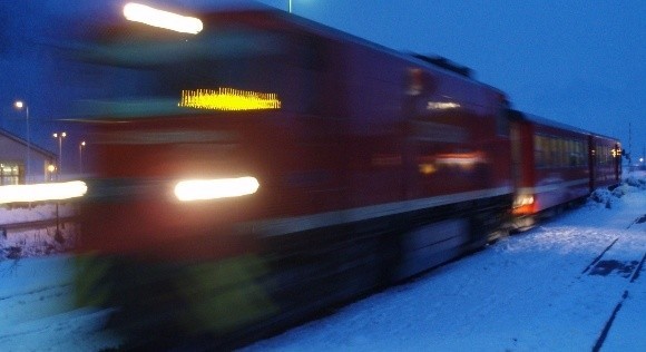 16-latek wypadł z pociągu pędzącego 100 km na godzinę.