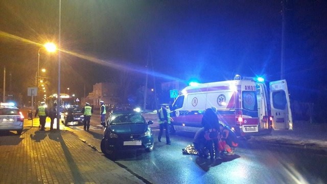 W środę (14 marca) ok. godz. 22.00 w Bydgoszczy na przejściu dla pieszych na skrzyżowaniu ulic Wiśniowej i Nakielskiej doszło do wypadku. 76-letni kierowca potrącił dwie nastolatki, które z obrażeniami ciała zostały przewiezione do szpitala.Jak informowaliśmy już w środę wieczorem (14 marca) na ulicy Nakielskiej znowu doszło do potrącenia pieszych, przechodzących w wyznaczonym miejscu. Dwie nastolatki potrącone na przejściu dla pieszych na ulicy Nakielskiej w Bydgoszczy- Przejście dla pieszych na skrzyżowaniu ulicy Nakielskiej z Wiśniową nie jest wyposażone w sygnalizatory świetlne – wyjaśnia st. asp. Lidia Kowalska z zespołu prasowego KWP w Bydgoszczy. - Kierowca seata ibiza, który potrącił dwie nastolatki był trzeźwy. Dziewczęta w wieku 13 i 16 lat, w chwili, kiedy najechał na nie samochód, znajdowały się już w połowie przejścia dla pieszych. 76-letniemu kierowcy zatrzymano prawo jazdy. Nastolatki po opatrzeniu zostały przewiezione do szpitala. Policjanci nadal ustalają przyczyny wypadku.Wypadek z udziałem autobusu MPK we Włocławku. 2 osoby w tym niemowlę trafiło do szpitala