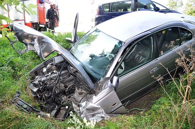 Na asfalcie nie było widać śladów hamowania BMW, samochód z całą siłą uderzył w niebieskiego opla spychając go z jezdni do rowu.