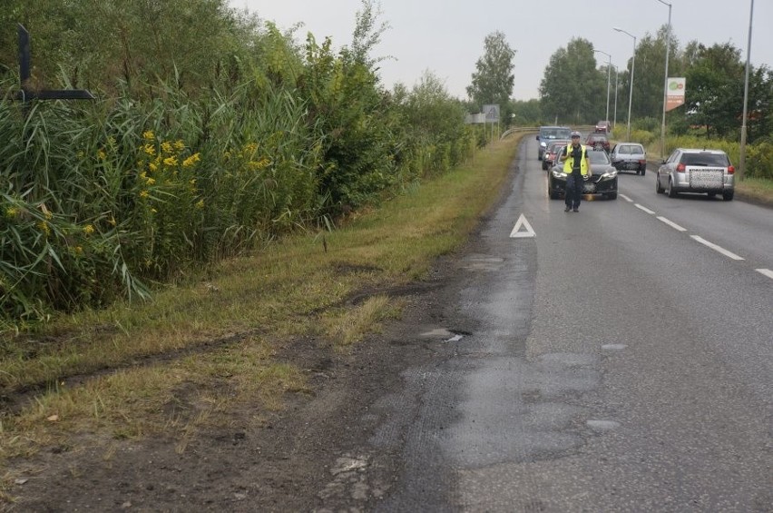 Wypadek w Piekarach Śląskich: 27-latek zjechał fiatem do rowu [ZDJĘCIA]