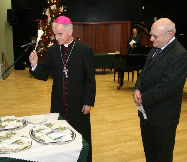 Biskup Marian Florczyk pobłogosławił świąteczne opłatki podczas spotkania Staropolskiej Izby Przemysłowo-Handlowej, po prawej prezydent Ryszard Zbróg.