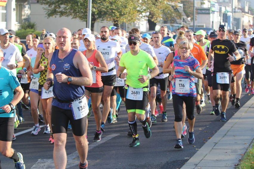 Zdjęcia z maratonu w Poznaniu 2018 - biegacze na pierwszym...