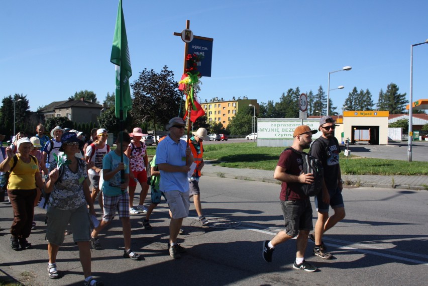 Oświęcimscy pątnicy w pięciu grupach z dekanatów:...