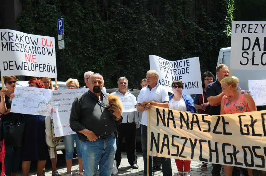 Wielki plan dla zieleni. Mieszkańcy protestują i atakują prezydenta. Ułożyli wierszyk