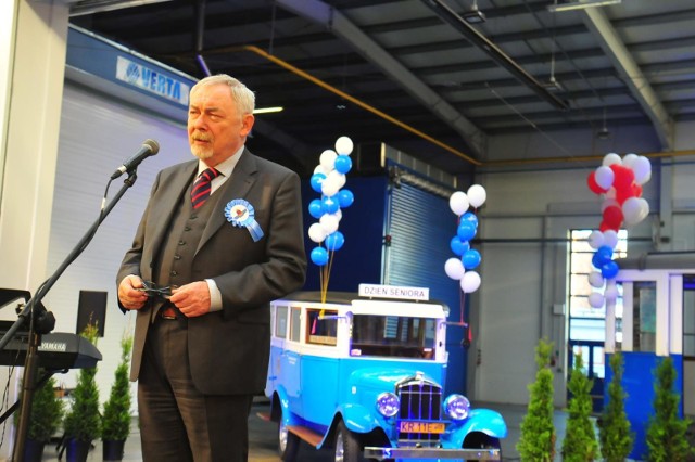 Jacek Majchrowski, lat 71, prawnik, historyk. Były wojewoda małopolski. Od 16 lat prezydent Krakowa.★ Nowe Planty Podgórskie i Planty Nowohuckie. Zagospodarowanie terenów pod park w sąsiedztwie nowego szpitala uniwersyteckiego oraz połączenie w całość ścieżkami dla pieszych, rolkarzy i rowerzystów podgórskich parków (pierścień o powierzchni 140 ha). Podobny zielony ciąg ma powstać w Nowej Hucie, na Prądniku Białym i Czerwonym, wzdłuż Wisły oraz łącząc Zakrzówek ze Skałkami Twardowskiego.★ Budowa hali do uprawnia sportów w sezonie jesienno-zimowym z bieżniami dla biegaczy i rolkarzy, siłownią, miejscem do odpoczynku wśród zieleni. ★ Zakupy autobusów elektrycznych dla MPK. ★ Wprowadzenie grantu dla mieszkańców, którzy podejmą się pielęgnacji i urządzenia niewielkich miejskich skwerów, obecnie zaniedbanych.★ Nowy Las Miejski - pozyskanie terenów w rejonie dawnego Szpitala Okulistycznego w Witkowicach i stworzenie tam nowego lasu miejskiego o powierzchni ponad 120 ha.★ Tworzenie zielonych ulic, czyli przestrzeni publicznej łączącej funkcje ulicy, deptaku, parkingu i miejsca spotkań mieszkańców.★ Kontynuowanie budowy parków kieszonkowych, by sukcesywnie wprowadzić standard dostępności do takich miejsc rekreacji oraz by ich odległość od miejsca zamieszkania nie była większa niż 500 m.★ Stworzenie kompleksowego planu zagospodarowania bul-warów Wiślanych - plaża, siłownia, place zabaw, czytelnia na świeżym powietrzu★ Zagospodarowanie terenu starorzecza Wisły na Kolnej, stwo- rzenie tam plaży wraz z brodzikiem dla dzieci, basenem pływackim, wodnym placem zabaw oraz strefą relaksu i wypoczynku.★ Budowa pływalni na ulicy Eisenberga, budowa basenu olimpijskiego przy Zespole Szkół Łączności oraz przy SP nr 5 przy al. Kijowskiej.