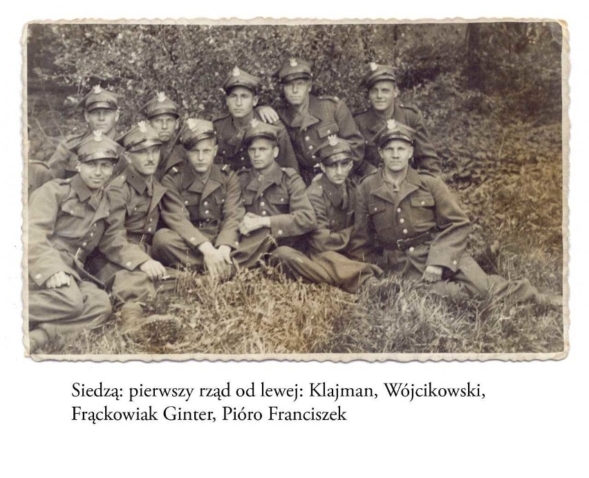 Franciszek Pióra (w pierwszym rzędzie, drugi z prawej) z...