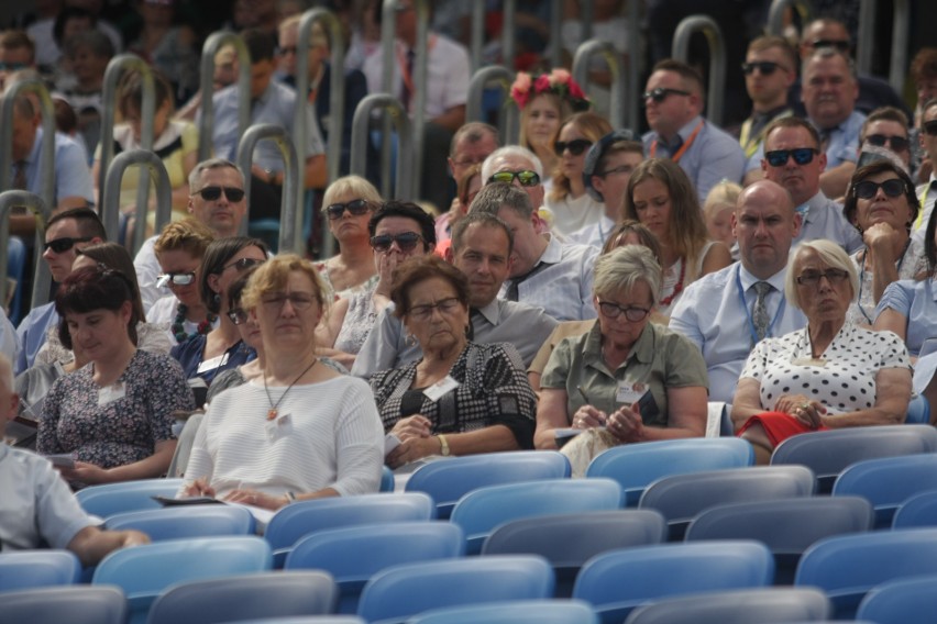 Kongres Świadków Jehowy na Stadionie Śląskim. Dzień 1. Wierni w Chorzowie przez trzy dni będą brać udział w spotkaniach ZDJĘCIA