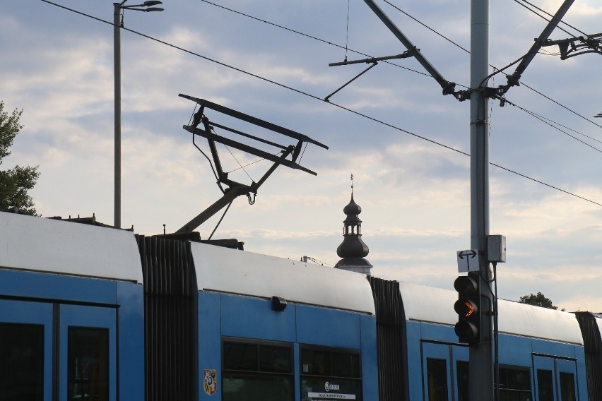 Połamany pantograf w tramwaju 33. Są duże utrudnienia 