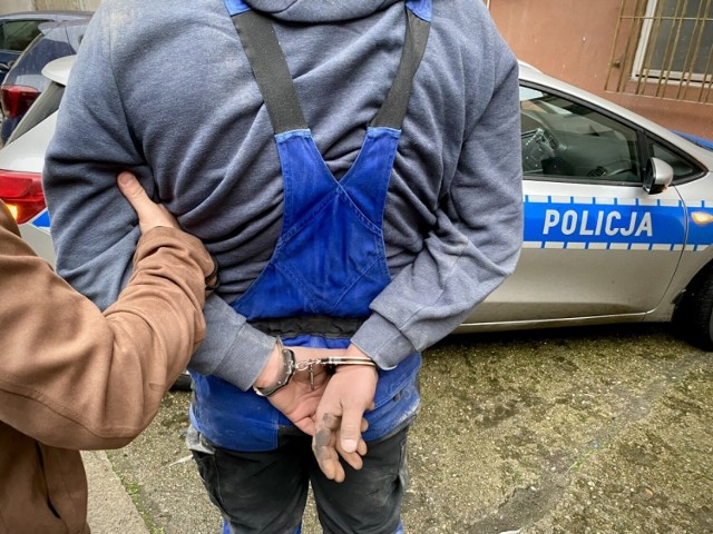 27-letni mężczyzna został zatrzymany przez policjantów z Białośliwia, którzy odzyskali również skradzione przedmioty.