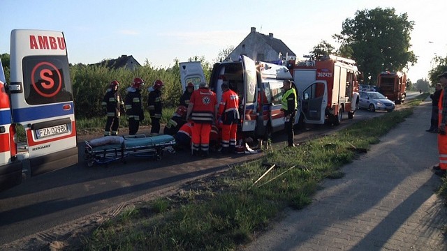 W kartkę, która przyjechała pomóc poszkodowanym w zderzeniu uderzył renault twingo.